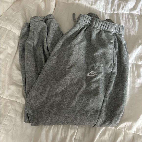 Nike Oversized Sweatpants - Picture 3 of 4